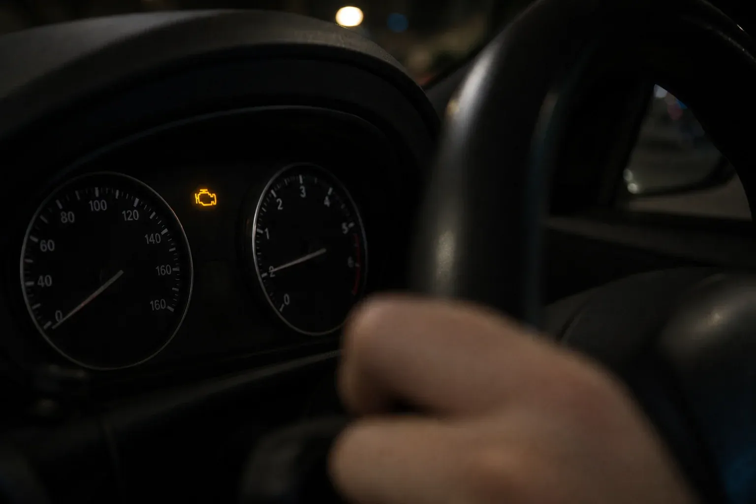 Voyant moteur allumé : signification, causes et bons réflexes