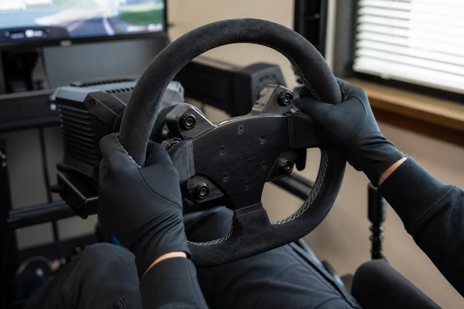 Les gants de simracing améliorent le grip et préservent le volant