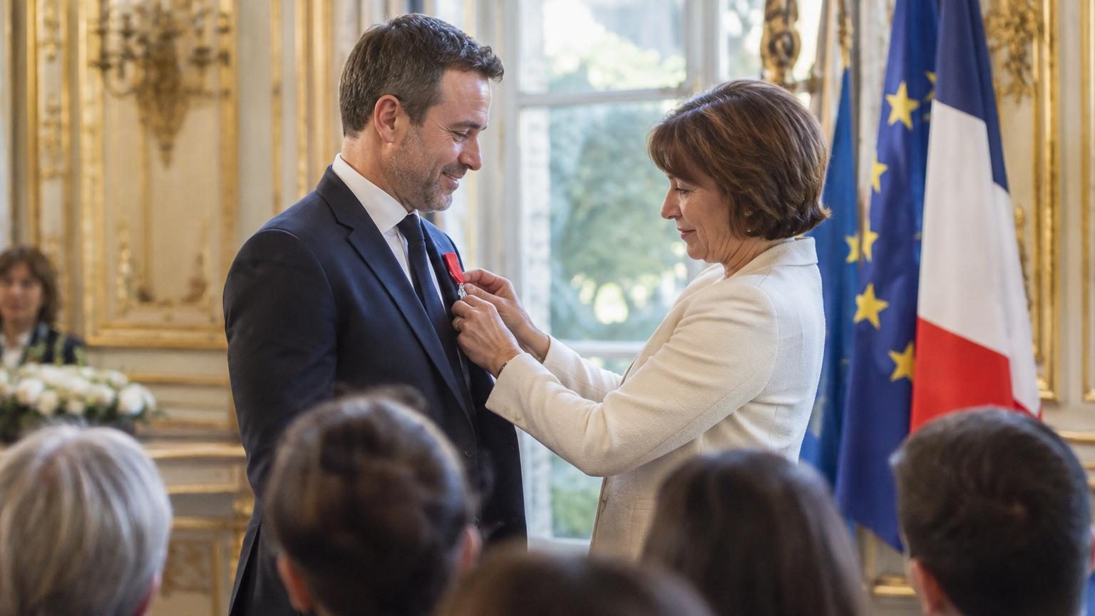 À l'Élysée, Emmanuel Macron décore un proche de Brigitte : « Elle vient de me dire que vous étiez le deuxième homme de sa vie »