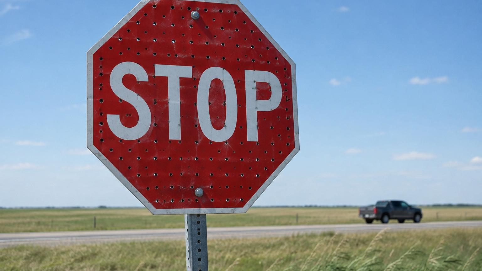 Ces trous dans les panneaux stop ne sont pas des impacts de balles : voici à quoi ils servent vraiment