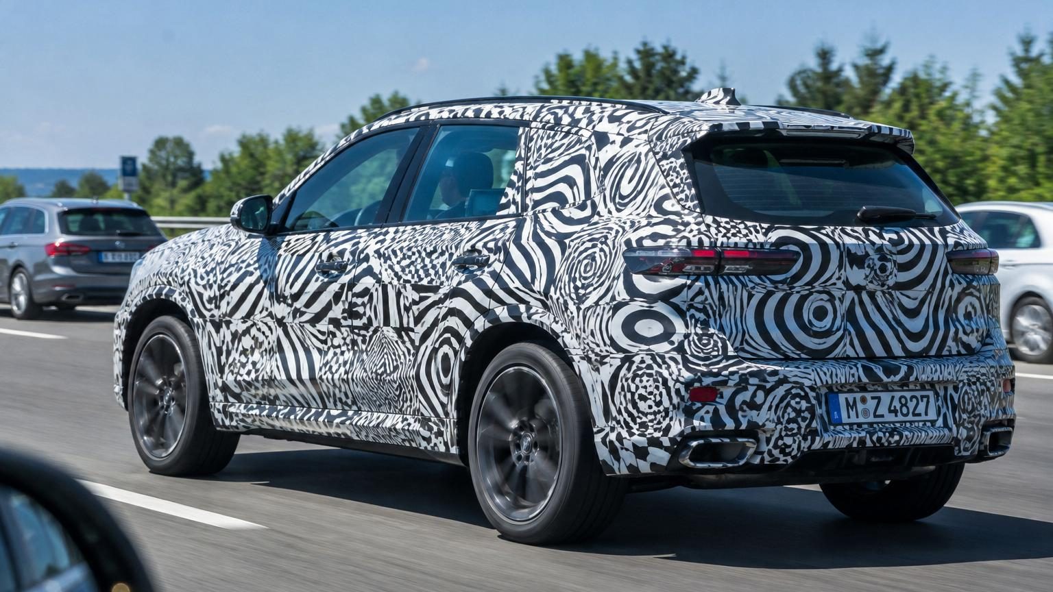 Ces voitures recouvertes de motifs noirs et blancs sur la route : voici ce que les constructeurs cachent vraiment
