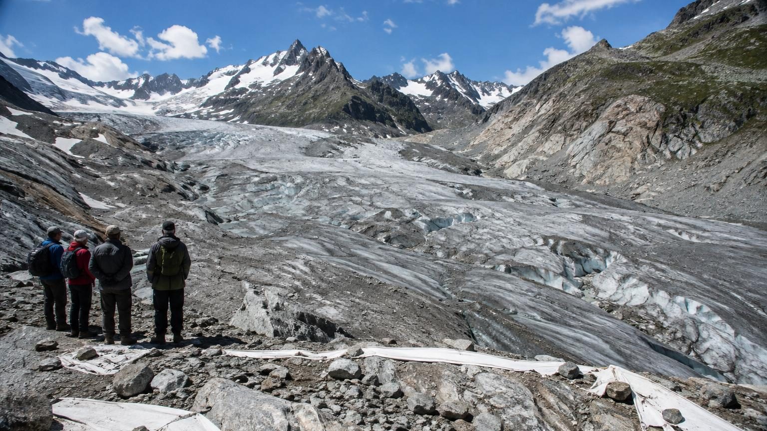 Chaque été, ils couvraient 50 000 m² du glacier du Rhône de bâches blanches et réduisaient la fonte de 60 % : cet été, tout a été retiré