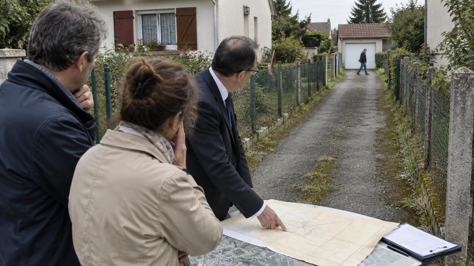 Depuis 18 ans, cette famille utilise une vieille allée pour accéder à son garage : lors de la vente de la maison, le notaire découvre pourquoi personne ne peut simplement la fermer