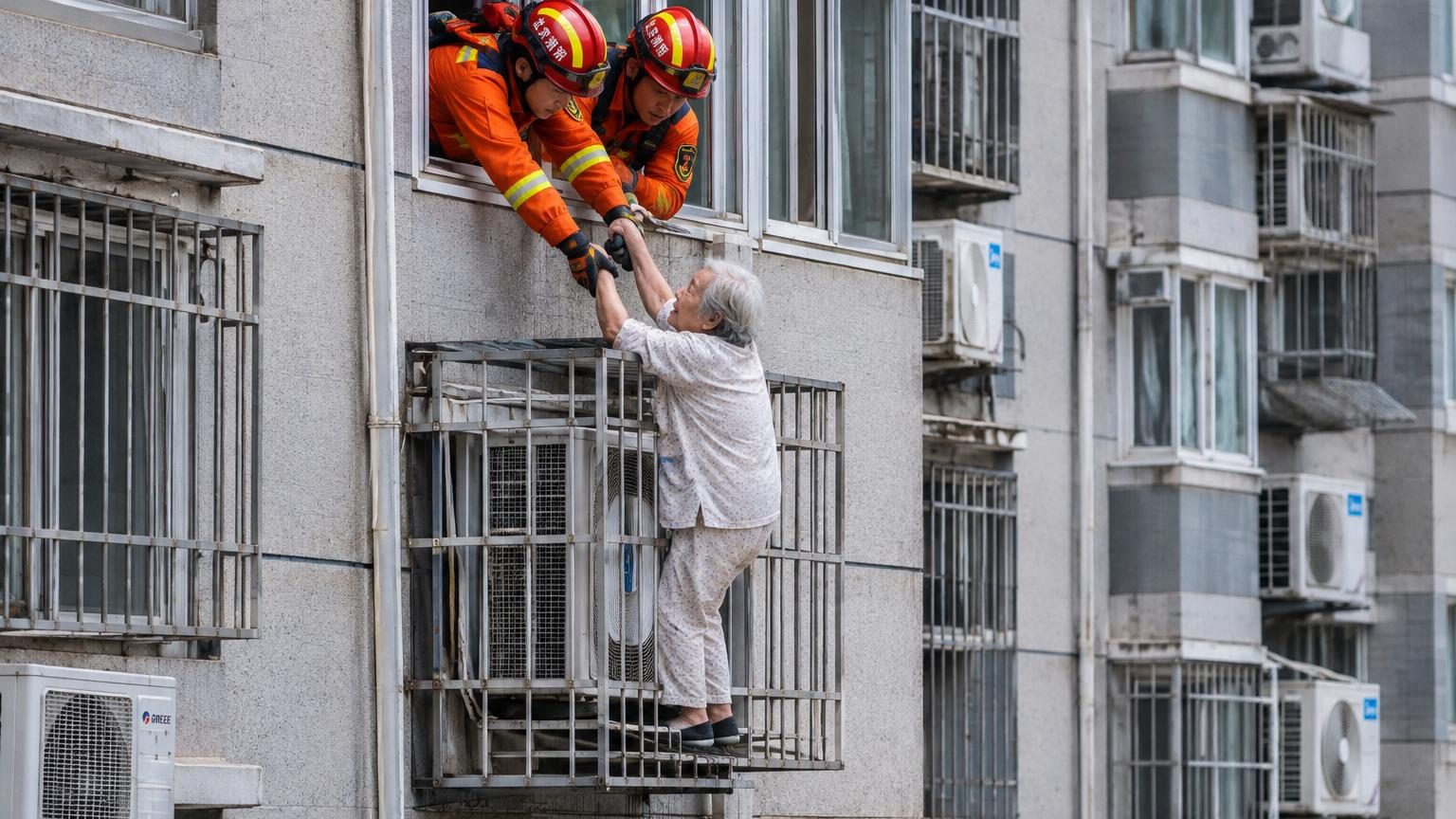 Enfermée dans sa chambre au 27e étage, cette femme de 89 ans descend par la façade jusqu'au 21e : les pompiers la retrouvent sans la moindre blessure