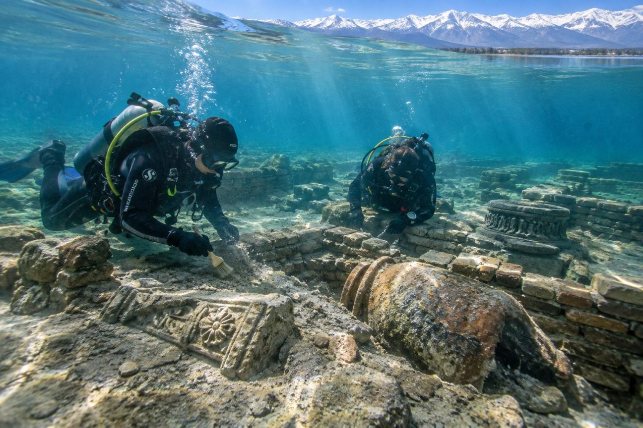 Engloutie par un séisme il y a 600 ans : des archéologues retrouvent au fond d'un lac les ruines d'une cité de la Route de la Soie