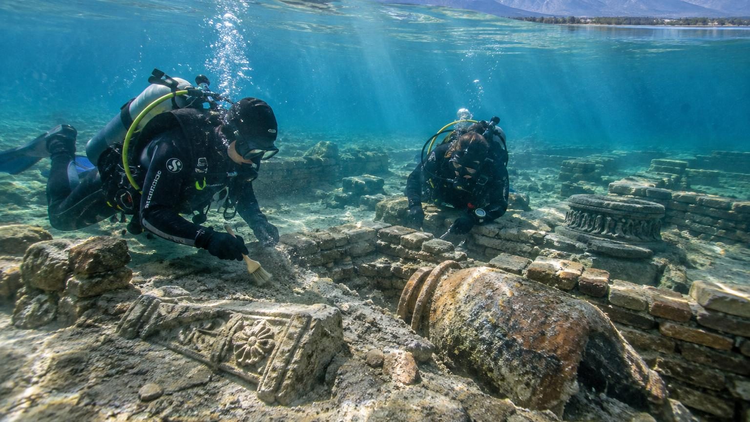 Engloutie par un séisme il y a 600 ans : des archéologues retrouvent au fond d'un lac les ruines d'une cité de la Route de la Soie