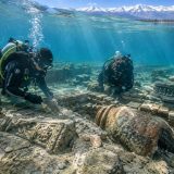 Engloutie par un séisme il y a 600 ans : des archéologues retrouvent au fond d'un lac les ruines d'une cité de la Route de la Soie