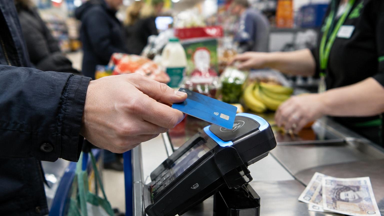Fin du plafond à 100 livres pour le paiement sans contact : la nouvelle règle entre en vigueur dès jeudi au Royaume-Uni