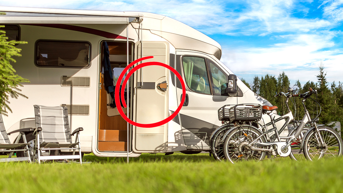 Mettre son camping-car à l&rsquo;abri pour l&rsquo;hiver : les gestes à faire avant de le ranger, et l&rsquo;erreur qui coûte cher au printemps