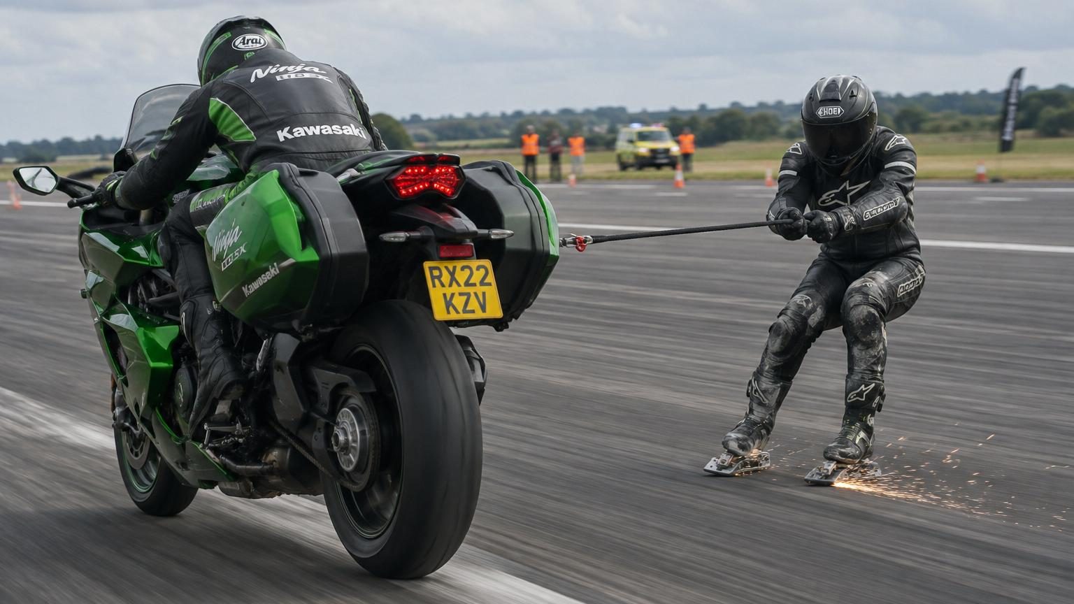 Il se fait tracter par une moto à plus de 250 km/h : ce nouveau record du monde a été établi sur une Kawasaki Ninja H2 SX