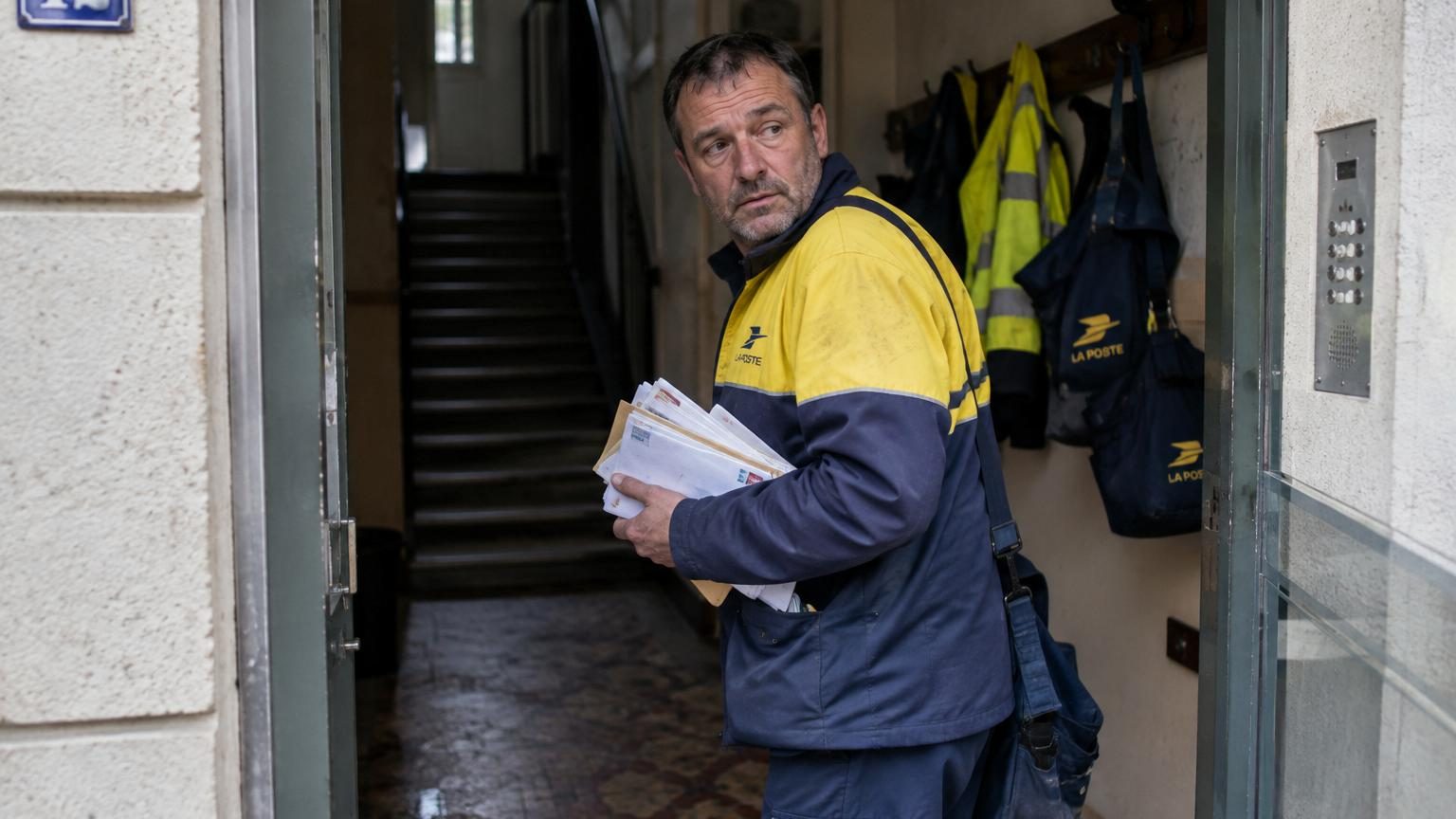 Jorge, facteur, témoigne sur ses collègues : « Ils rentrent chez eux une heure, deux ou trois fois, avant de repartir faire leur tournée »