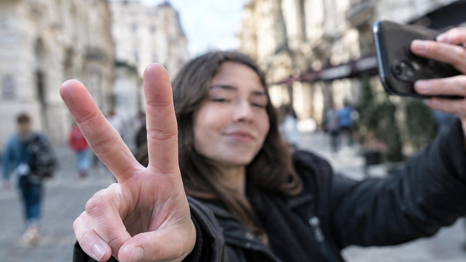 Le signe « V » sur vos photos : les experts alertent, vos empreintes digitales peuvent être copiées