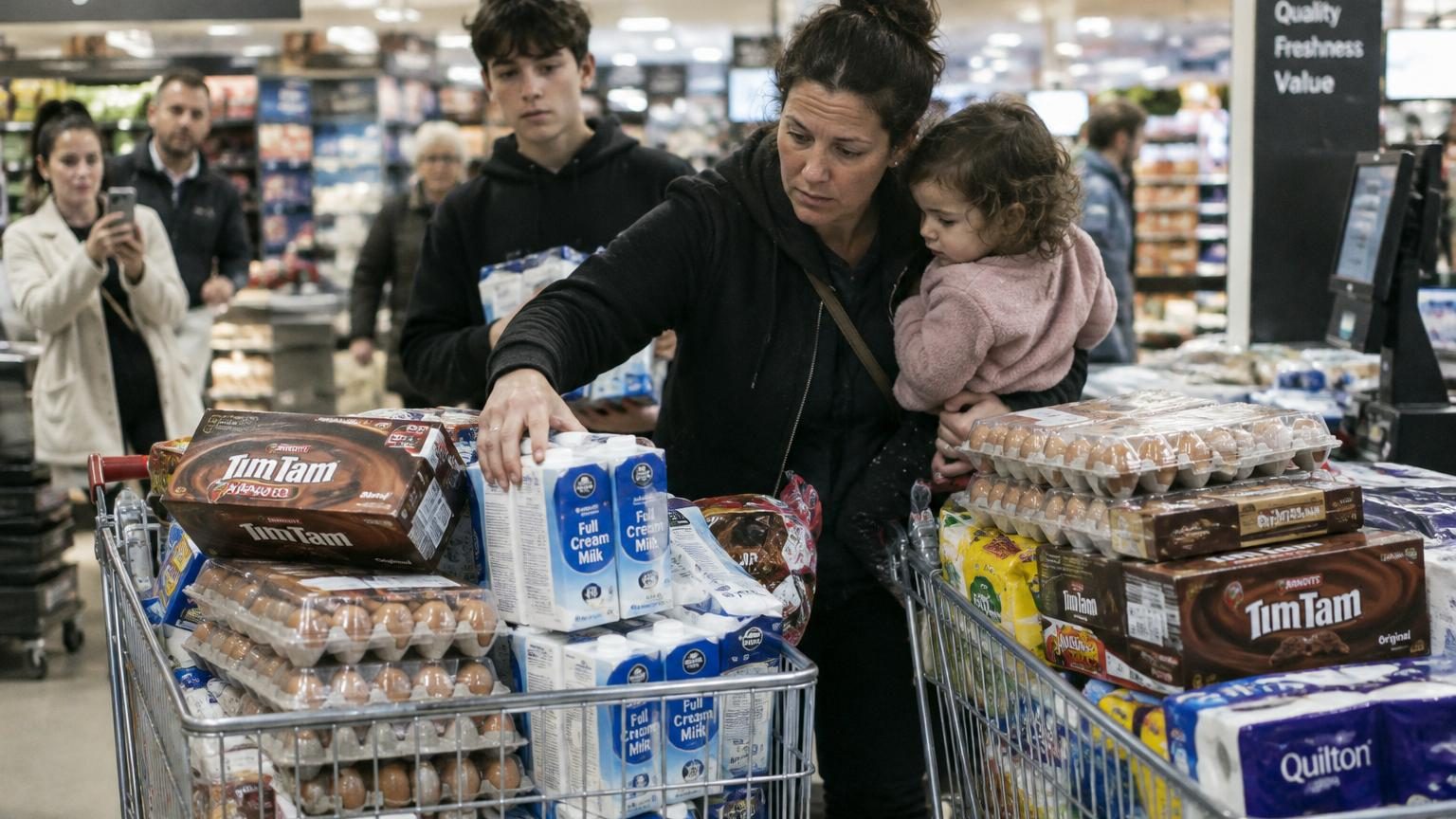 Mère de 15 enfants, elle dévoile son ticket de courses : 7 douzaines d'œufs, 1 300 biscuits et 240 litres de lait