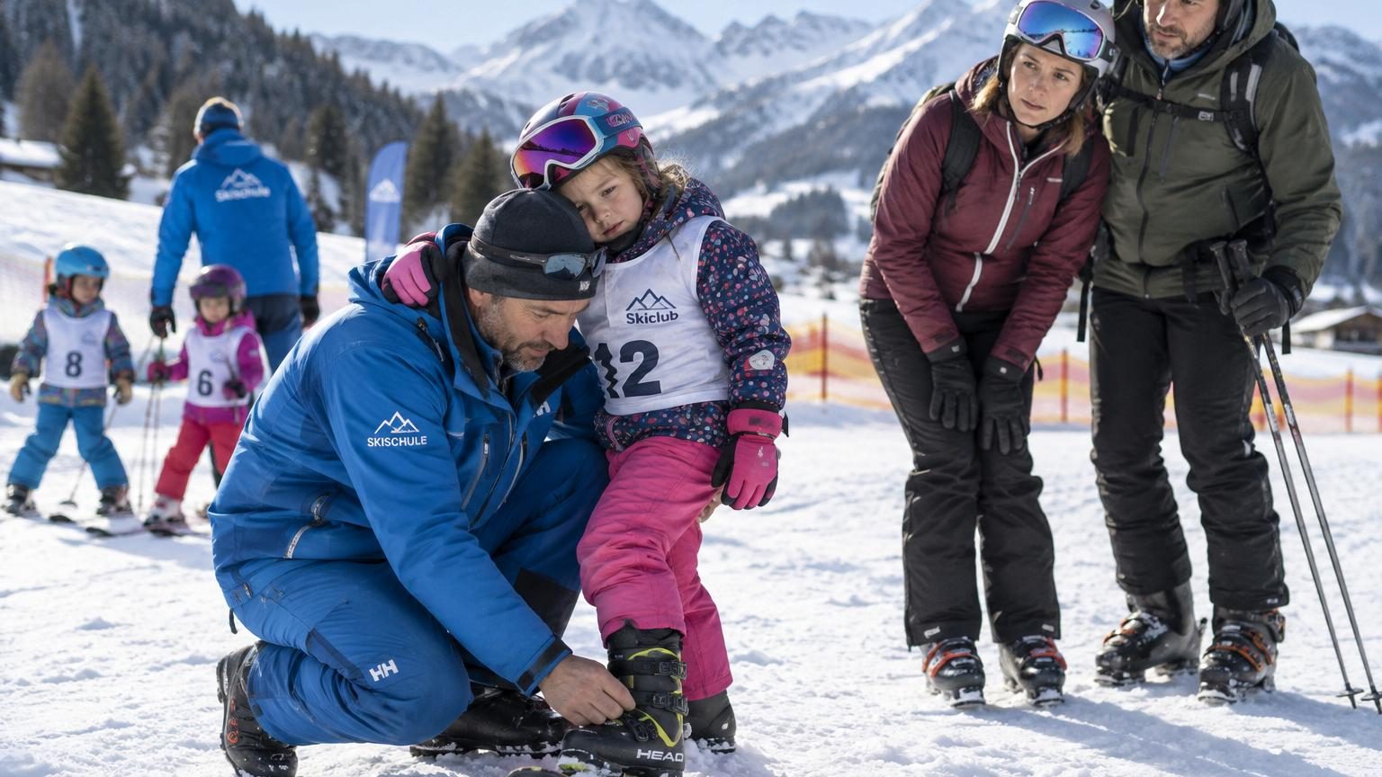 Moniteur de ski depuis des années, il constate un changement net chez les familles : « les enfants sont plus choyés »
