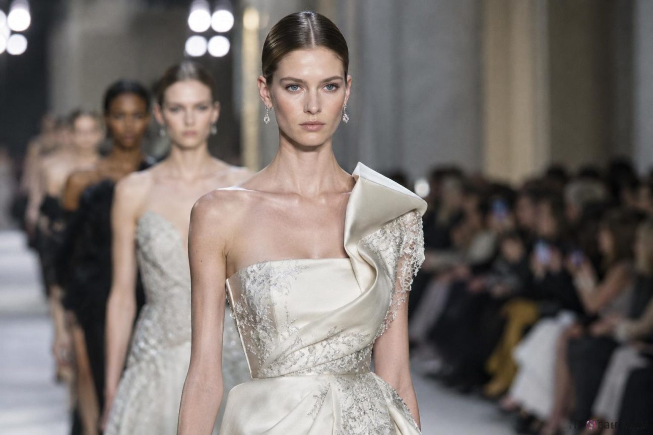 Pourquoi les mannequins ne sourient jamais sur les podiums : ce n'est ni la fatigue ni le hasard, et ça n'a pas toujours été la règle