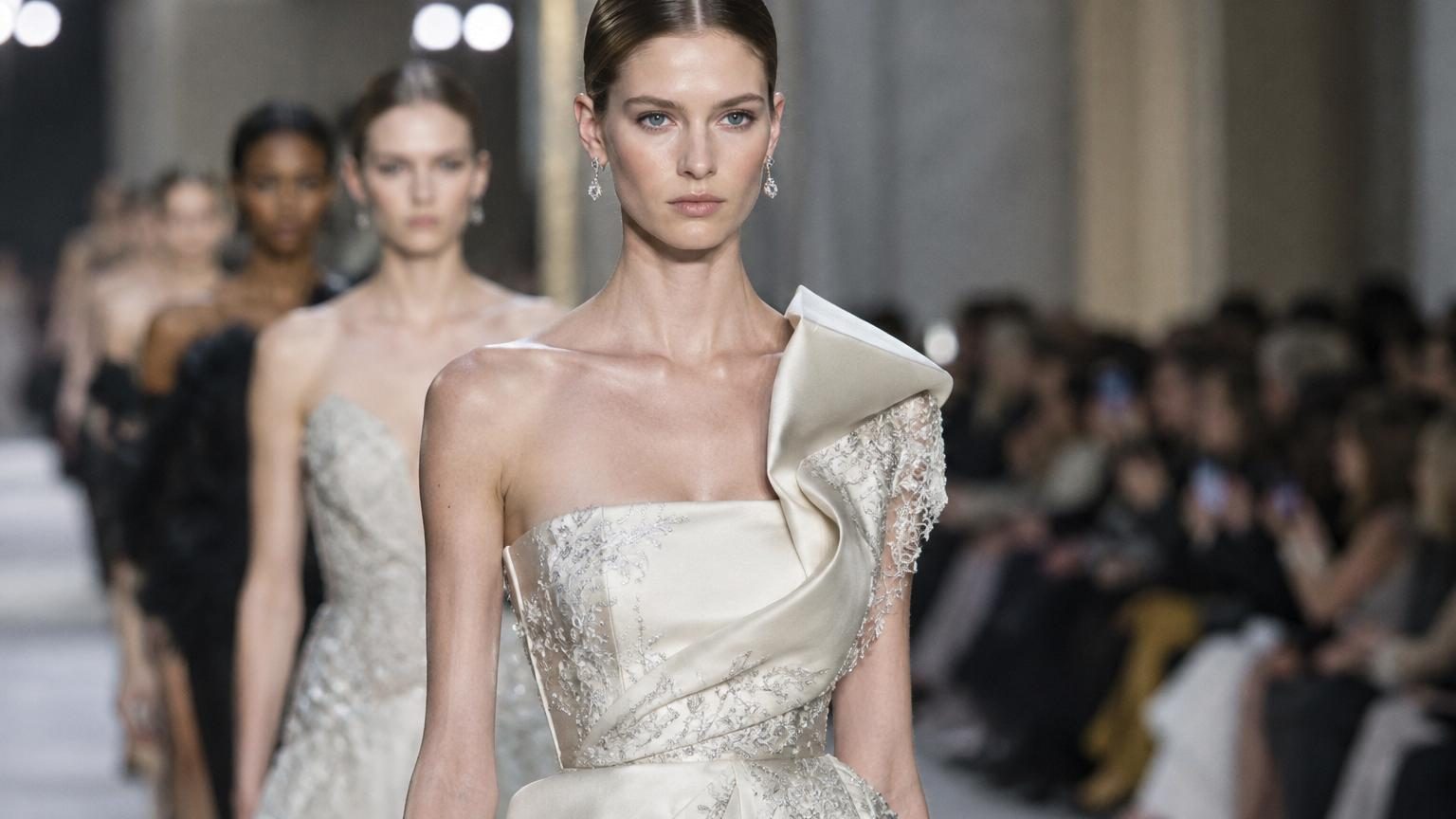 Pourquoi les mannequins ne sourient jamais sur les podiums : ce n'est ni la fatigue ni le hasard, et ça n'a pas toujours été la règle