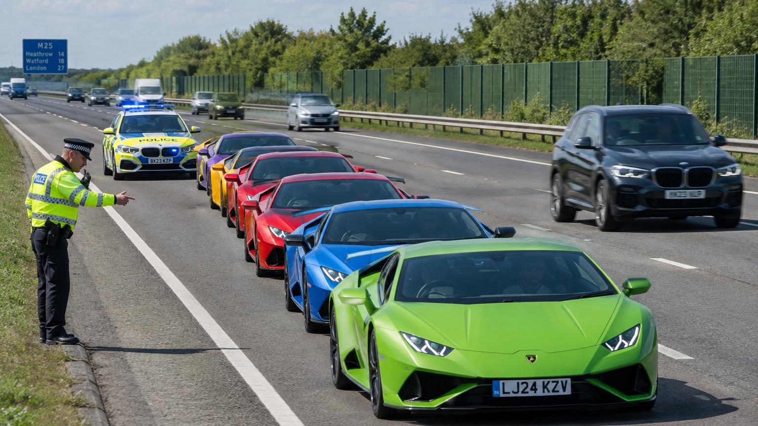 Six Lamborghini roulent à 27 km/h sur l'autoroute : ce que la police britannique a fait ensuite leur coûte très cher