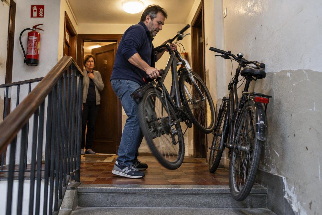 Son voisin monte ses deux vélos sur le palier chaque soir : ce n'est pas une question de politesse mais de sécurité incendie