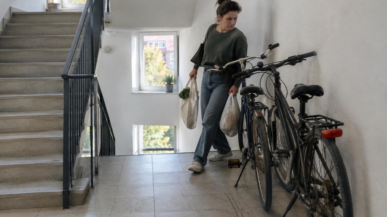 Son voisin monte toujours ses deux vélos sur le palier alors que la cage d'escalier est large : ce n'est pas par politesse