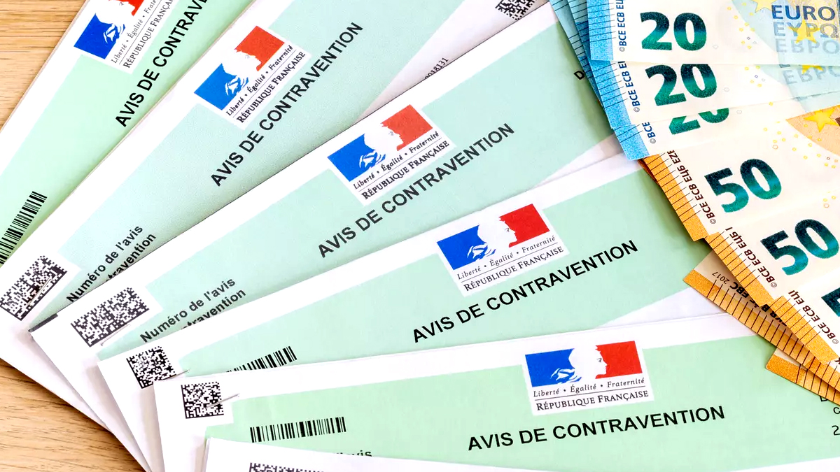 Transporter un objet qui dépasse de la voiture : les règles à connaître avant de prendre la route, et les sanctions en cas d&rsquo;oubli