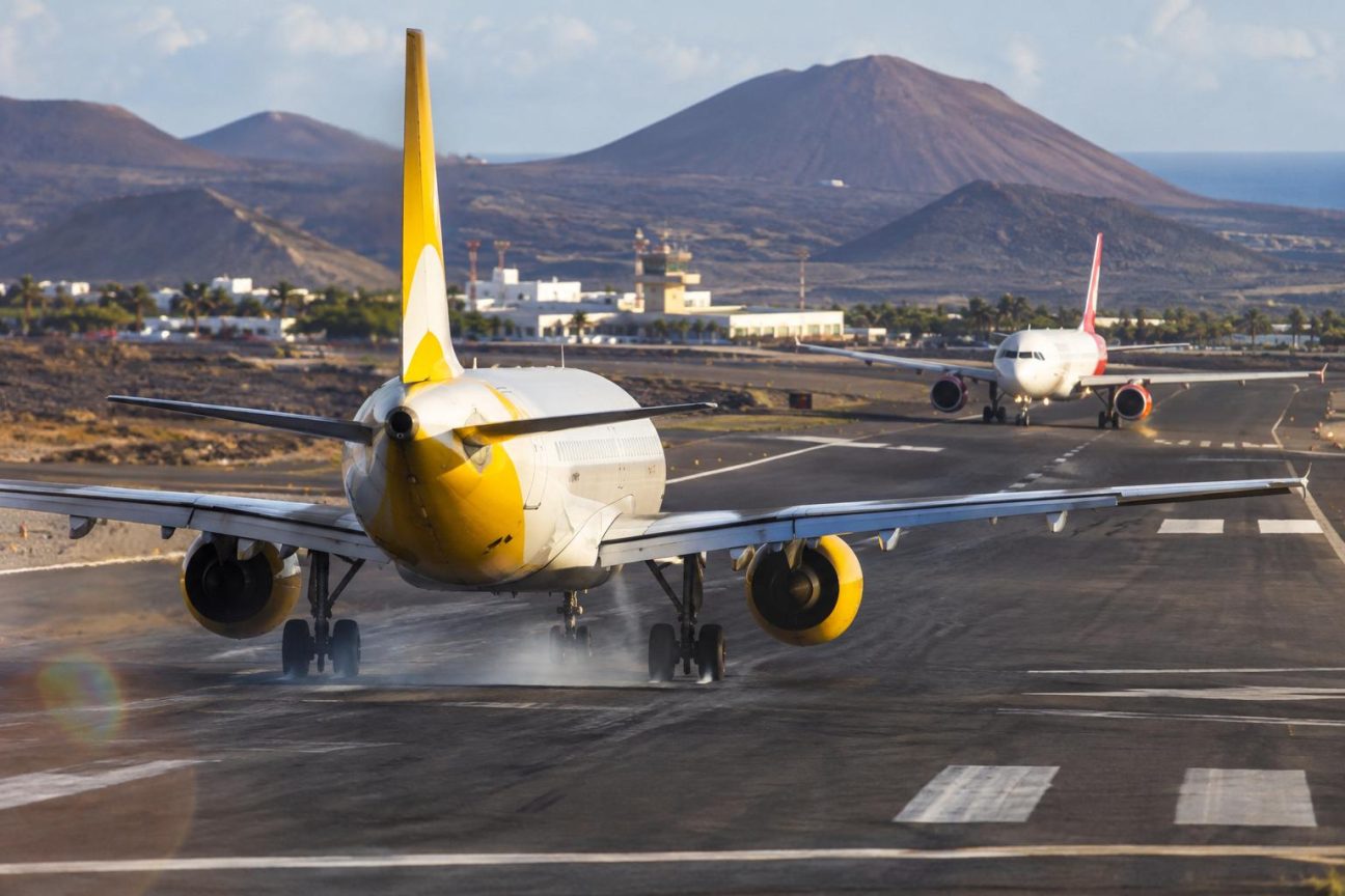 Un avion s'engage sur la piste pendant que le vol Ryanair atterrit à Lanzarote : la vidéo du freinage d'urgence devient virale