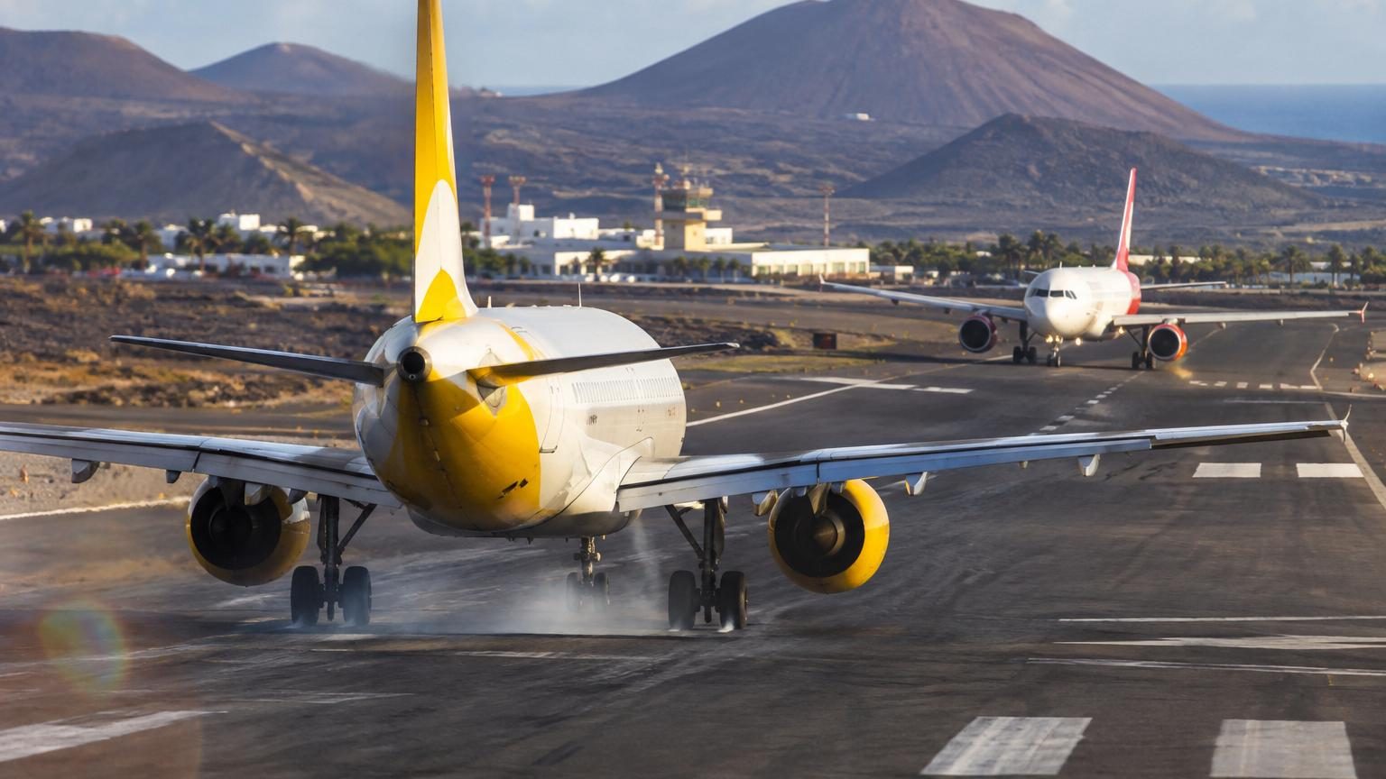 Un avion s'engage sur la piste pendant que le vol Ryanair atterrit à Lanzarote : la vidéo du freinage d'urgence devient virale