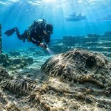 Illustration d'une ancienne plaine préhistorique sous la mer de Java avec des Stégodontes, des humains archaïques et des rivières, désormais complètement submergée sous l'océan.