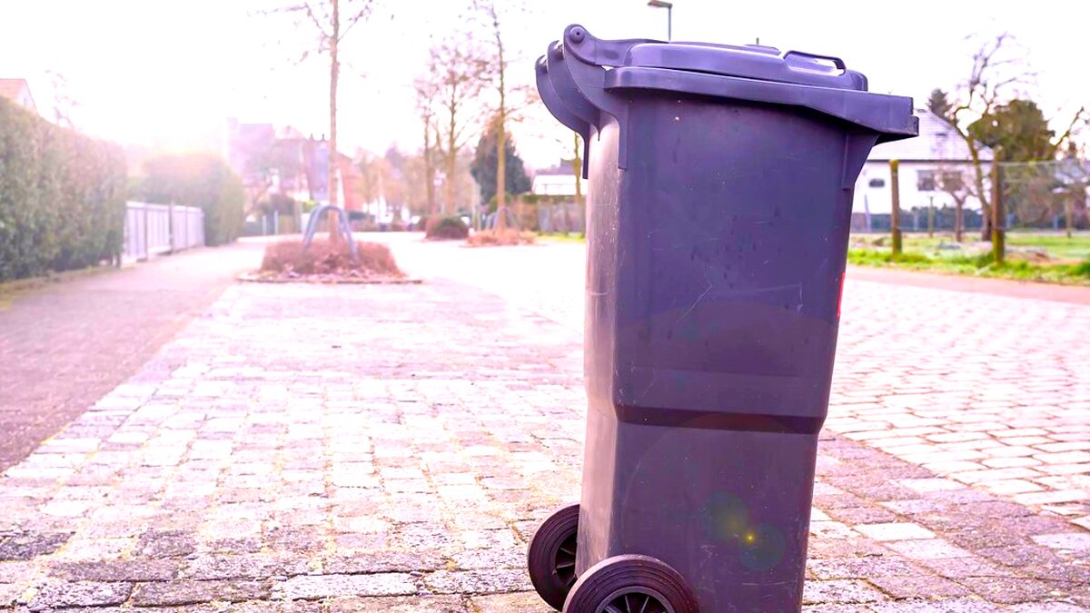 Un portillon ouvert sur le trottoir pour sortir ses poubelles : trois jours plus tard, la police municipale lui explique pourquoi c&rsquo;est interdit