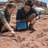 Illustration conceptuelle montrant une empreinte fossile tridactyle de dinosaure analysée par une intelligence artificielle, avec une visualisation géométrique et des comparaisons avec des traces d'oiseaux modernes.