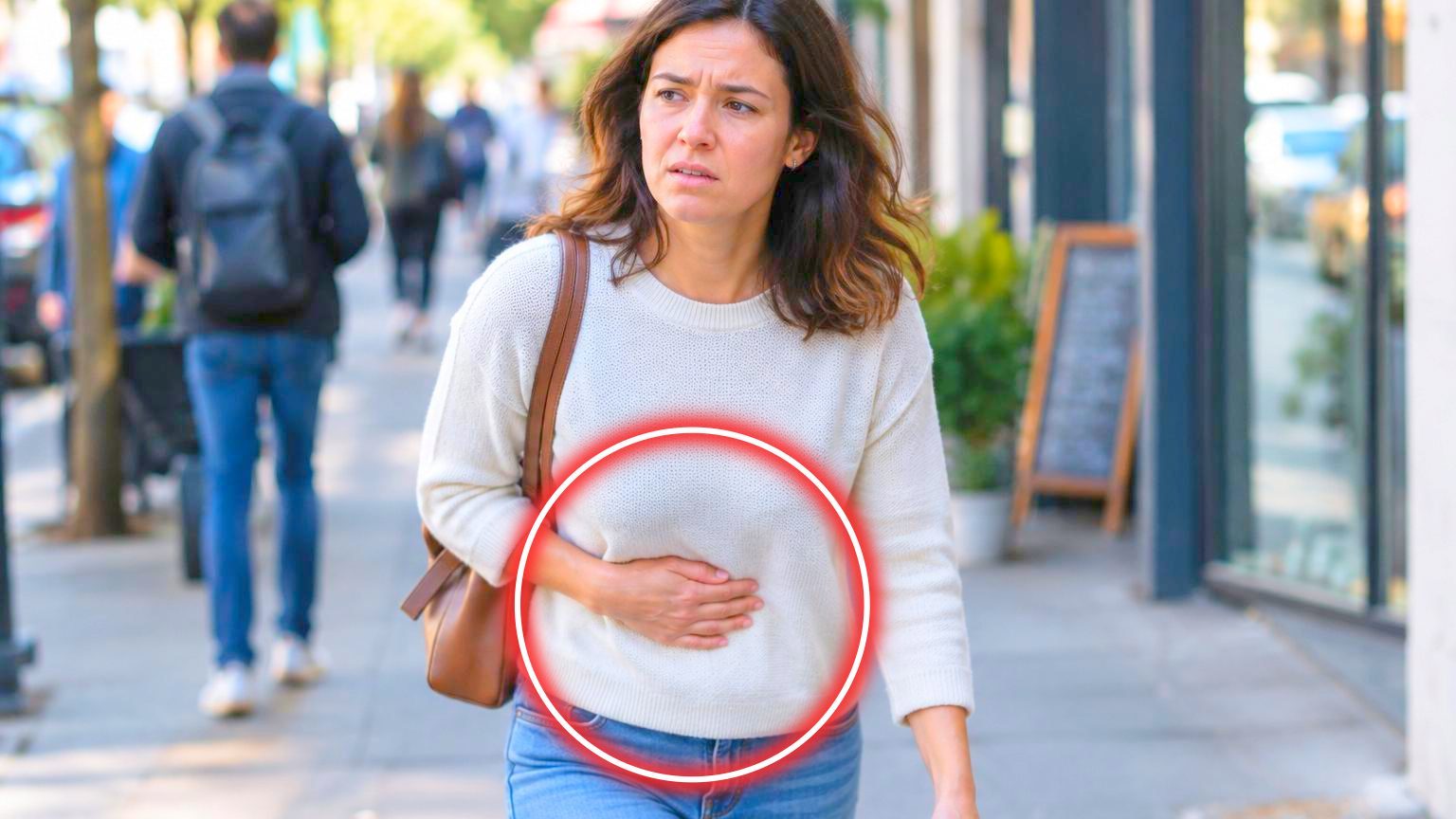 Femme marchant dans un parc après un repas, se tenant l'abdomen avec une expression inconfortable, illustration du phénomène des gaz et ballonnements liés à la digestion.
